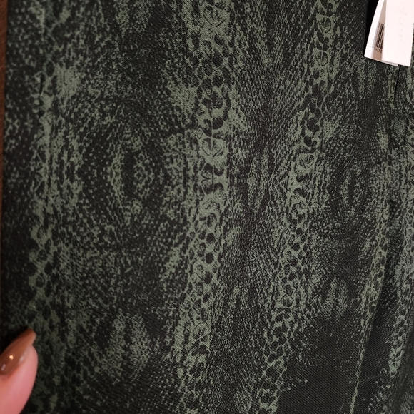 NWT Adyson Parker Green Snakeskin Print Wideleg Crop Pants Stretch Size 10 - Picture 3 of 16